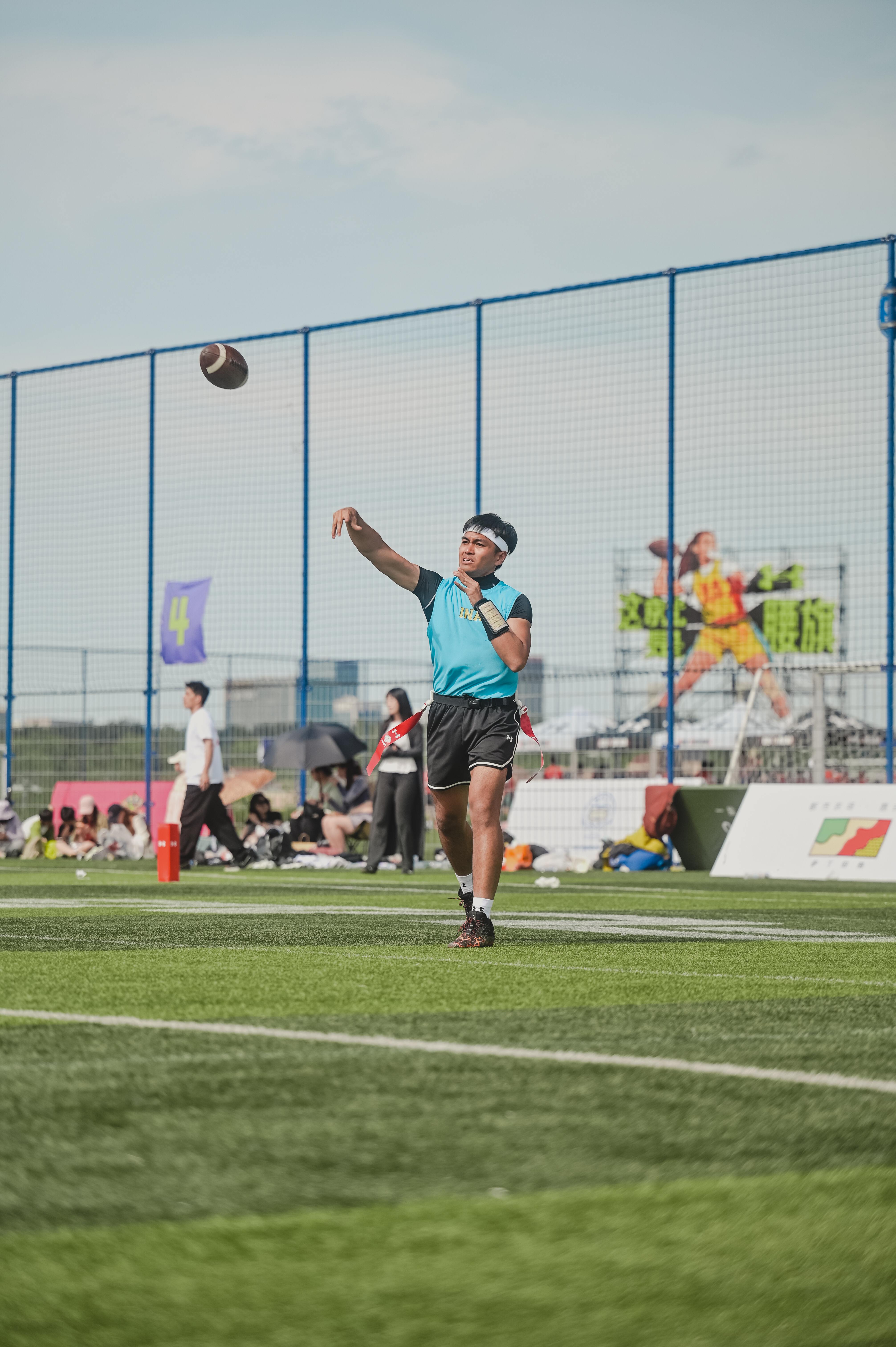 Quarterback Indonesia melempar bola dalam pertandingan Hero Bowl di Wuhan